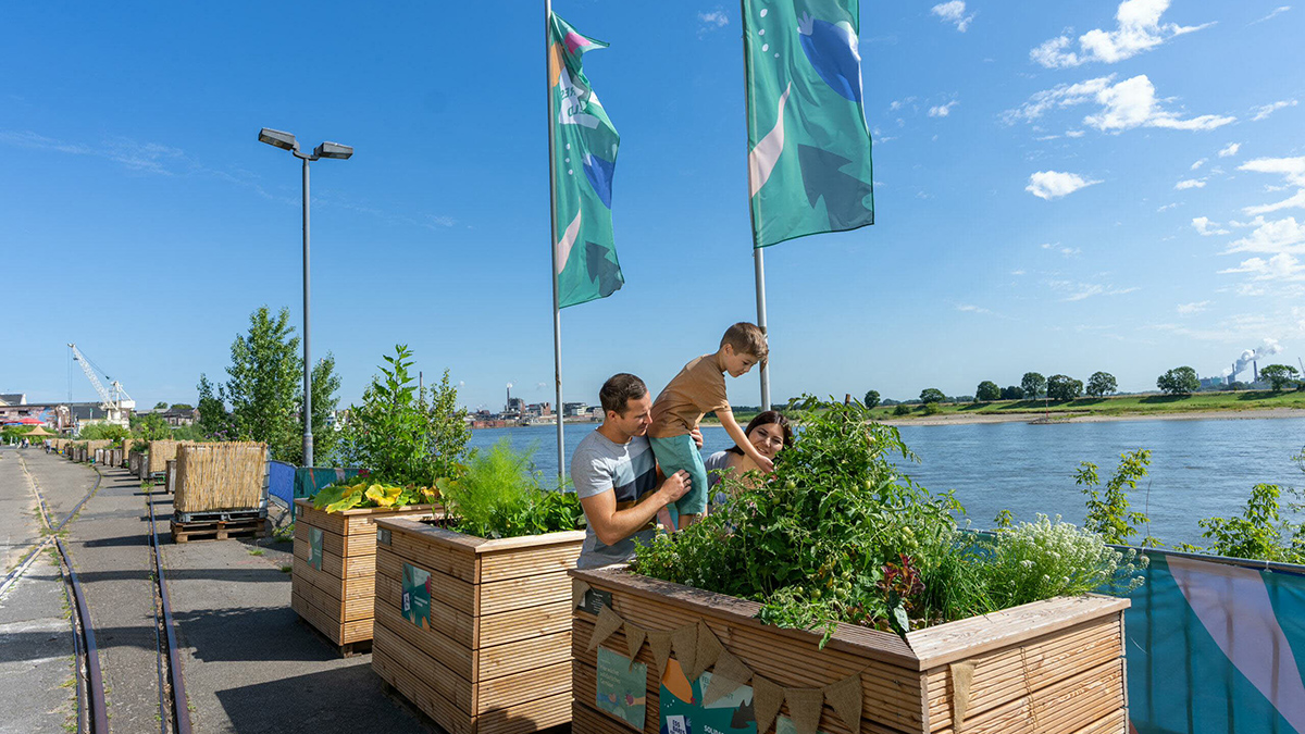 Im Sommer sollen wieder unterschiedlich bepflanzte Hochbeete das Uerdinger Rheinufer verschönern. Foto: Tourismus NRW, Patrick Gawandtka