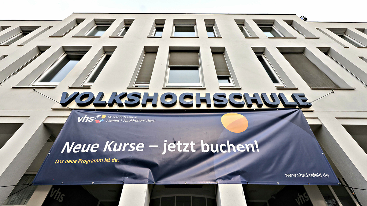 Außenansicht der Volkshochschule am Von-der-Leyen-Platz Foto: Stadt Krefeld, Presse und Kommunikation, D. Jochmann