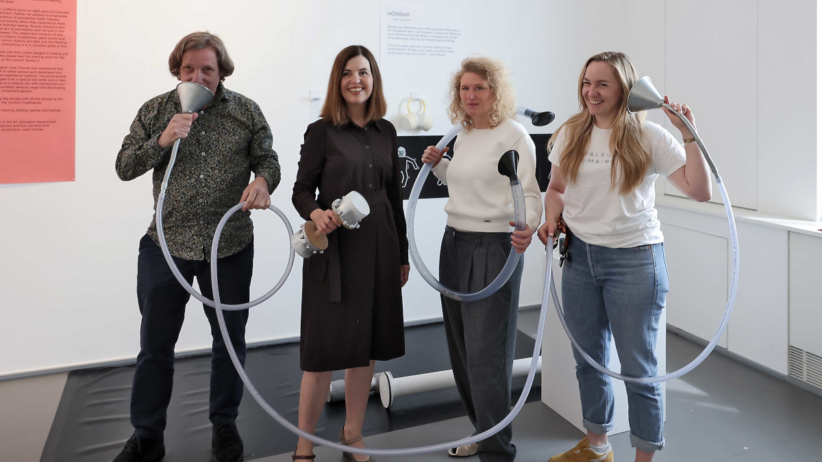 Das Studio 2 / KreativLabor im Kaiser-Wilhelm-Museum (KWM) lädt zu einer besonderen Sinneserfahrung im Rahmen der neuen Ausstellung „Adolf Luther. Sehen ist schön ein“. v.l.: Kunstvermittler Thomas Janzen, Museumsleiterin Katia Baudin, Projektbetreuerin Julia Timmer, Kunstvermittlerin Eva EickFoto: Stadt Krefeld, Presse und Kommunikation, A. Bischof Das Studio 2 / KreativLabor im Kaiser-Wilhelm-Museum (KWM) lädt zu einer besonderen Sinneserfahrung im Rahmen der neuen Ausstellung „Adolf Luther. Sehen ist schön ein“. v.l.: Kunstvermittler Thomas Janzen, Museumsleiterin Katia Baudin, Projektbetreuerin Julia Timmer, Kunstvermittlerin Eva EickFoto: Stadt Krefeld, Presse und Kommunikation, A. Bischof