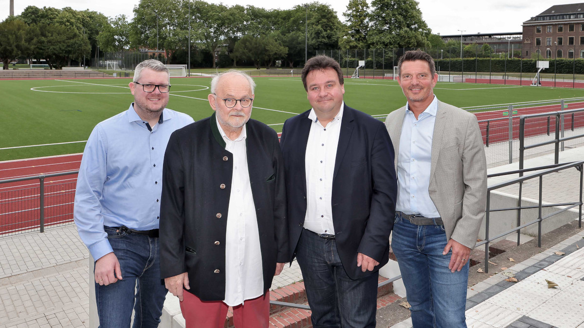Sehen mit Vorfreude dem 14. Juni entgegen, wenn die sanierte Anlage mit einem großen Fest der Öffentlichkeit vorgestellt wird: (v.l.) Projektleiter Andreas Wulf, 1. Vorsitzende Klaus Schroers, Stadtdirektor Markus Schön, Oliver Klostermann, Fachbereichsleiter Sport und Sportförderung.Foto: Stadt Krefeld, Presse und Kommunikation. D. Jochmann Sehen mit Vorfreude dem 14. Juni entgegen, wenn die sanierte Anlage mit einem großen Fest der Öffentlichkeit vorgestellt wird: (v.l.) Projektleiter Andreas Wulf, 1. Vorsitzende Klaus Schroers, Stadtdirektor Markus Schön, Oliver Klostermann, Fachbereichsleiter Sport und Sportförderung.Foto: Stadt Krefeld, Presse und Kommunikation. D. Jochmann