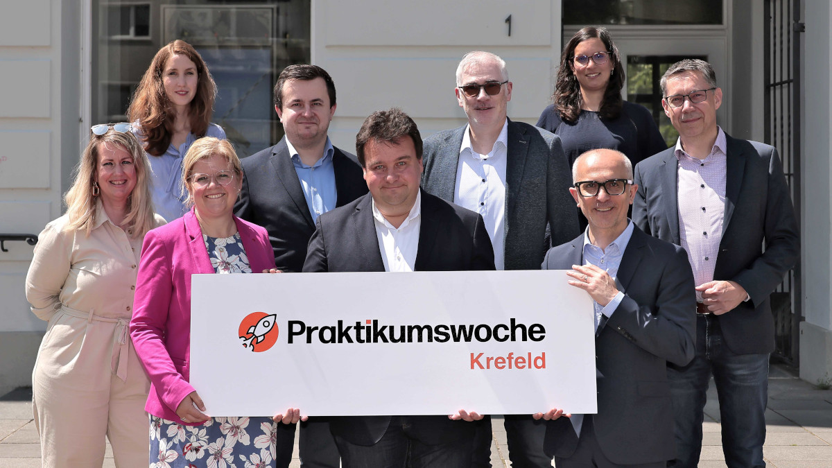 Vertreter von Krefelder Kooperationspartnern der Praktikumswochen: (von links) Verena Meinhold von der Kommunalen Koordinierungsstelle der Stadt, Merleen Meyer von Krefeld business, Daniela Perner von der IHK, Frederick auf der Horst von der Agentur für Arbeit, Stadtdirektor Markus Schön, Andreas Struwe, Prokurist WFG und GGK, Jasmin Lapp von der Unternehmerschaft Niederrhein, Hasan Klauser, Leiter der Agentur für Arbeit Krefeld/Viersen, und Marc Goxers von der Kreishandwerkerschaft. Foto: Stadt Krefeld, Presse und Kommunikation, D. Jochmann