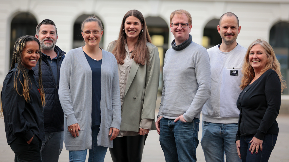 Das neue Krefelder Medien-Präventionsnetzwerk stellt sich multiprofessionell auf, hier mit (v. li.) Leah Winter-Kahssay (Psychologischer Dienst), Jan Philip Mohning (Kommunale Präventionsketten), Annika Seuffert (Polizei), Scarlett Kaulertz (Kinder- und Jugendschutz), Christian Wöhrmann (Diakonie), Tobias Seifert (Kinderschutzbund) und Susan Pegelow (Kommunale Zentralstelle für Beschäftigungsförderung).Foto: Stadt Krefeld, Presse und Kommunikation Das neue Krefelder Medien-Präventionsnetzwerk stellt sich multiprofessionell auf, hier mit (v. li.) Leah Winter-Kahssay (Psychologischer Dienst), Jan Philip Mohning (Kommunale Präventionsketten), Annika Seuffert (Polizei), Scarlett Kaulertz (Kinder- und Jugendschutz), Christian Wöhrmann (Diakonie), Tobias Seifert (Kinderschutzbund) und Susan Pegelow (Kommunale Zentralstelle für Beschäftigungsförderung).Foto: Stadt Krefeld, Presse und Kommunikation