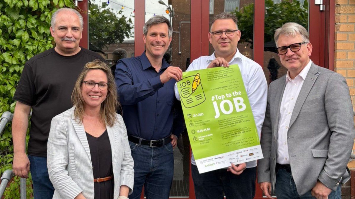 Freuten sich über eine gelungene Jobbörse ToptotheJob: (v. li.) Dirk Esser, Anne Heckmann (beide Jobcenter Krefeld), Arbeitsmarktkoordinator Markus Klein, Sebastian Claessens (Barmer), und Frank-Martin Ickler als Regionalgeschäftsführer Barmer.Foto: Stadt Krefeld, Presse und Kommunikation Freuten sich über eine gelungene Jobbörse ToptotheJob: (v. li.) Dirk Esser, Anne Heckmann (beide Jobcenter Krefeld), Arbeitsmarktkoordinator Markus Klein, Sebastian Claessens (Barmer), und Frank-Martin Ickler als Regionalgeschäftsführer Barmer.Foto: Stadt Krefeld, Presse und Kommunikation