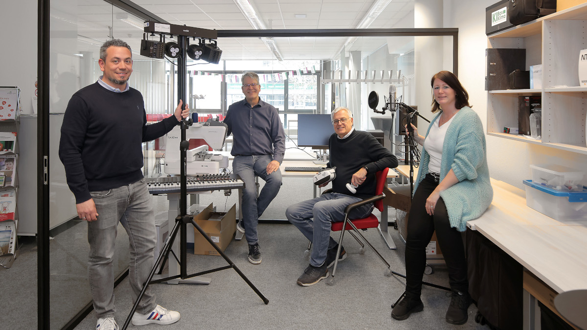 Am 25. Juni von 10 bis 15 Uhr hat das „MediaLab“ in Zusammenarbeit mit dem Krefelder Arbeitskreis Medienprävention das erste Mal für die Öffentlichkeit geöffnet. (v. li.) Sachgebietsleiter Stefan Haase, Frank Hampe und Peter Breuer vom Zentrum für digitale Lernwelten sowie Silvia Jagd, Leiterin der Abteilung Schulamt, Schul-IT und Digitale Lernwelten. Foto: Stadt Krefeld, Presse und Kommunikation, D. Jochmann Am 25. Juni von 10 bis 15 Uhr hat das „MediaLab“ in Zusammenarbeit mit dem Krefelder Arbeitskreis Medienprävention das erste Mal für die Öffentlichkeit geöffnet. (v. li.) Sachgebietsleiter Stefan Haase, Frank Hampe und Peter Breuer vom Zentrum für digitale Lernwelten sowie Silvia Jagd, Leiterin der Abteilung Schulamt, Schul-IT und Digitale Lernwelten. Foto: Stadt Krefeld, Presse und Kommunikation, D. Jochmann
