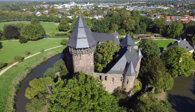 Die Burg Linn aus der Vogelperspektive.Foto: Stadt Krefeld, Presse und Kommunikation