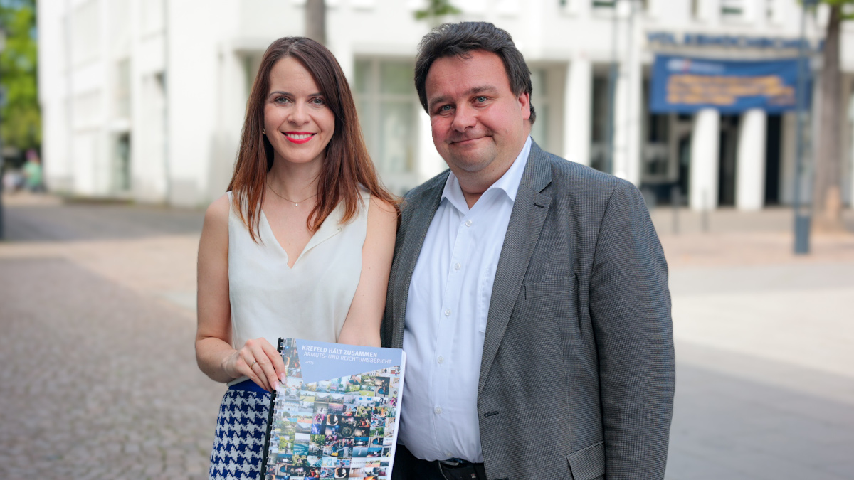 Dr. Sabrina Lesch, Leiterin der Gemeinwesenstelle, und Stadtdirektor Markus Schön präsentieren die Druckausgabe des ersten Armuts- und Reichtumsberichts der Stadt Krefeld. Foto: Stadt Krefeld, Presse und Kommunikation Dr. Sabrina Lesch, Leiterin der Gemeinwesenstelle, und Stadtdirektor Markus Schön präsentieren die Druckausgabe des ersten Armuts- und Reichtumsberichts der Stadt Krefeld. Foto: Stadt Krefeld, Presse und Kommunikation
