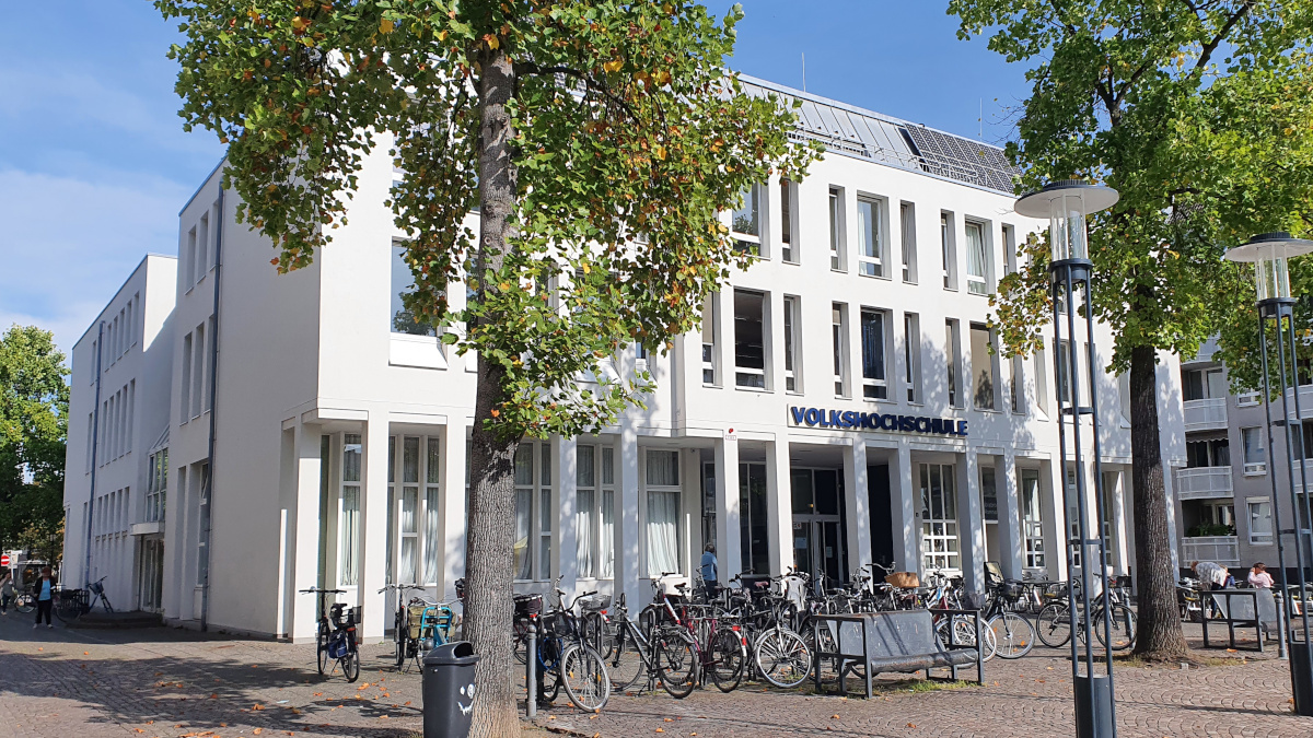 Das Gebäude der Volkshochschule am Von-der-Leyen-Platz. Foto: Stadt Krefeld, Presse und Kommunikation Das Gebäude der Volkshochschule am Von-der-Leyen-Platz. Foto: Stadt Krefeld, Presse und Kommunikation