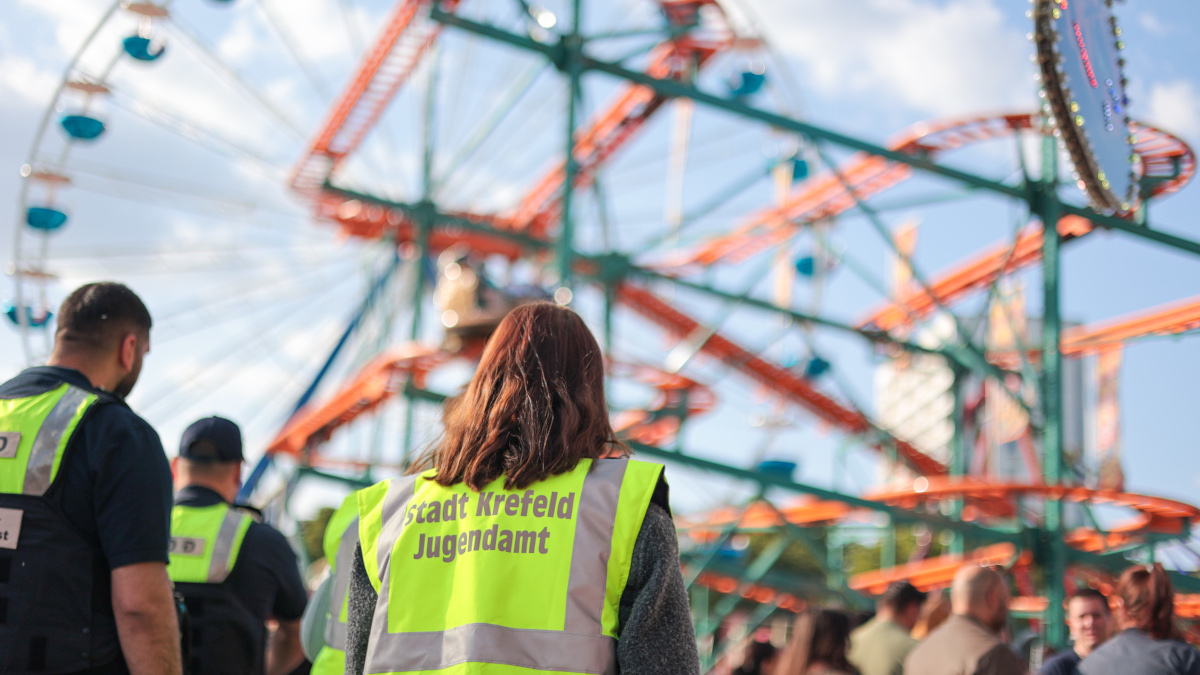 Die städtischen Mitarbeitenden halten bei ihrem Streifzug über die Kirmes Ausschau nach Minderjährigen, die zum Beispiel E-Zigaretten oder Alkohol konsumieren. Foto: Stadt Krefeld, Presse und Kommunikation Die städtischen Mitarbeitenden halten bei ihrem Streifzug über die Kirmes Ausschau nach Minderjährigen, die zum Beispiel E-Zigaretten oder Alkohol konsumieren. Foto: Stadt Krefeld, Presse und Kommunikation