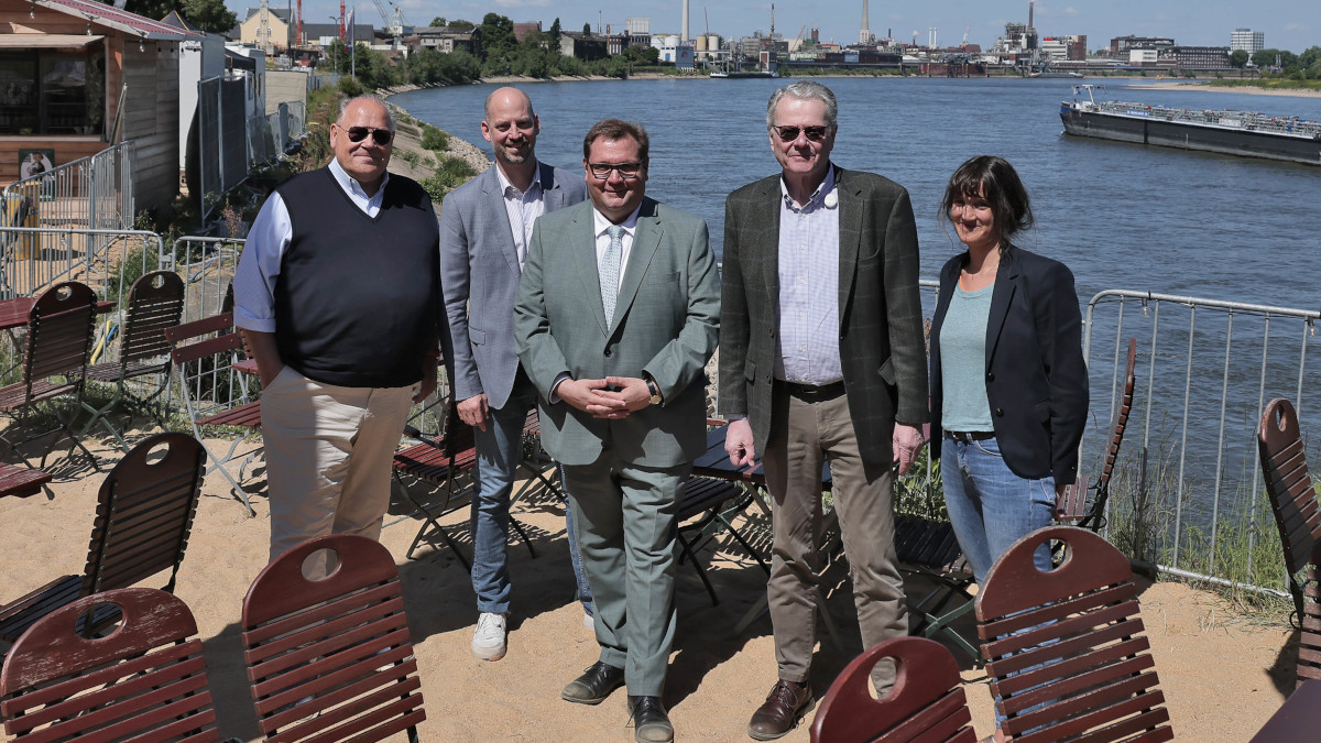 Bei der Pressekonferenz zum Projekt Rheinblick kamen (v.l.) Investor Lutz Remmert, Bau- und Planungsdezernent Marcus Beyer, Oberbürgermeister Frank Meyer, Investor Ulrich Schmitter, Claire Neidhardt vom Stadtmarketing und Uwe Rutkowski vom Uerdinger Kaufmannsbund zusammen. Im südlichen Teil hat bereits der Hochbau begonnen. Erstmals vorgestellt wurden auch optische Eindrücke vom nördlichen Bereich des Areals. Bild: Stadt Krefeld, Presse und Kommunikation, Dirk Jochmann Bei der Pressekonferenz zum Projekt Rheinblick kamen (v.l.) Investor Lutz Remmert, Bau- und Planungsdezernent Marcus Beyer, Oberbürgermeister Frank Meyer, Investor Ulrich Schmitter, Claire Neidhardt vom Stadtmarketing und Uwe Rutkowski vom Uerdinger Kaufmannsbund zusammen. Im südlichen Teil hat bereits der Hochbau begonnen. Erstmals vorgestellt wurden auch optische Eindrücke vom nördlichen Bereich des Areals. Bild: Stadt Krefeld, Presse und Kommunikation, Dirk Jochmann