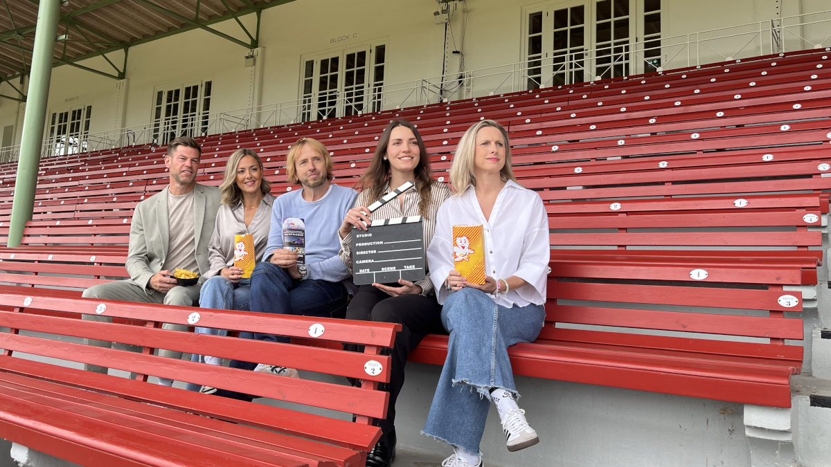 Christoph und Laura Lühr von der Rennbahn, Organisator Uwe Papenroth sowie Denise Matthijsse und Anke Friedrichs von den SWK freuen sich auf das Open-Air-Kino. Foto: Stadt Krefeld, Presse und Kommunikation Christoph und Laura Lühr von der Rennbahn, Organisator Uwe Papenroth sowie Denise Matthijsse und Anke Friedrichs von den SWK freuen sich auf das Open-Air-Kino. Foto: Stadt Krefeld, Presse und Kommunikation