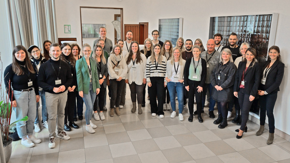 Personaldezernentin Cigdem Bern (2. v. re.) empfing rund 25 Vertreter aus zwölf Städten zum "Ausbildungsfirmenring" im Krefelder Rathaus. Foto: Stadt Krefeld, Presse und Kommunikation, A. Bischof