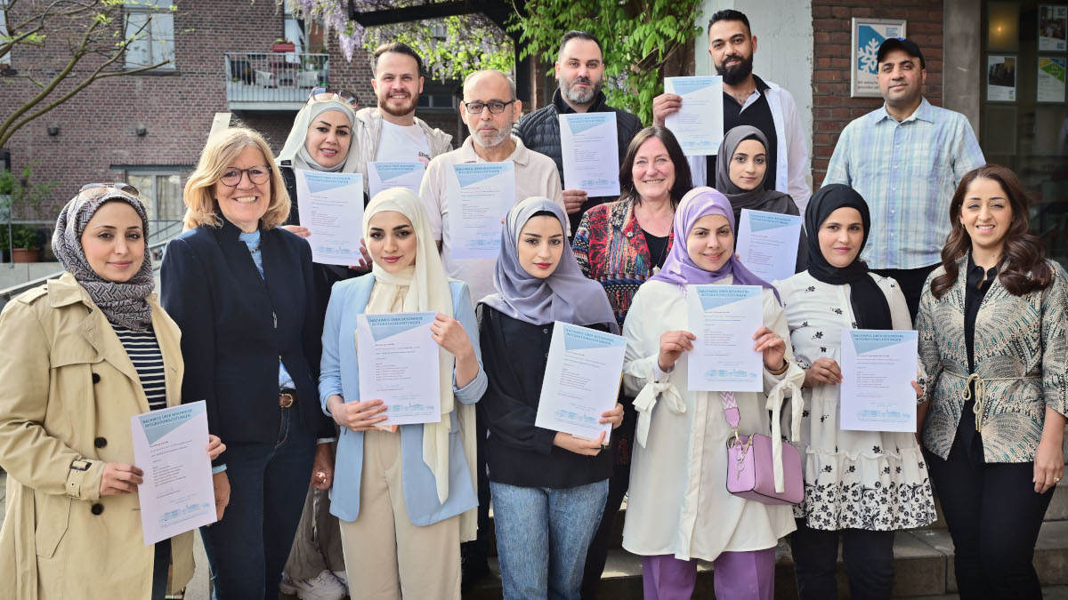 Bürgermeisterin Gisela Klaer (2. von links) ehrte die Teilnehmenden des BASiS-Kurses in arabischer Sprache. Foto: Stadt Krefeld, Presse und Kommunikation, Andreas Bischof