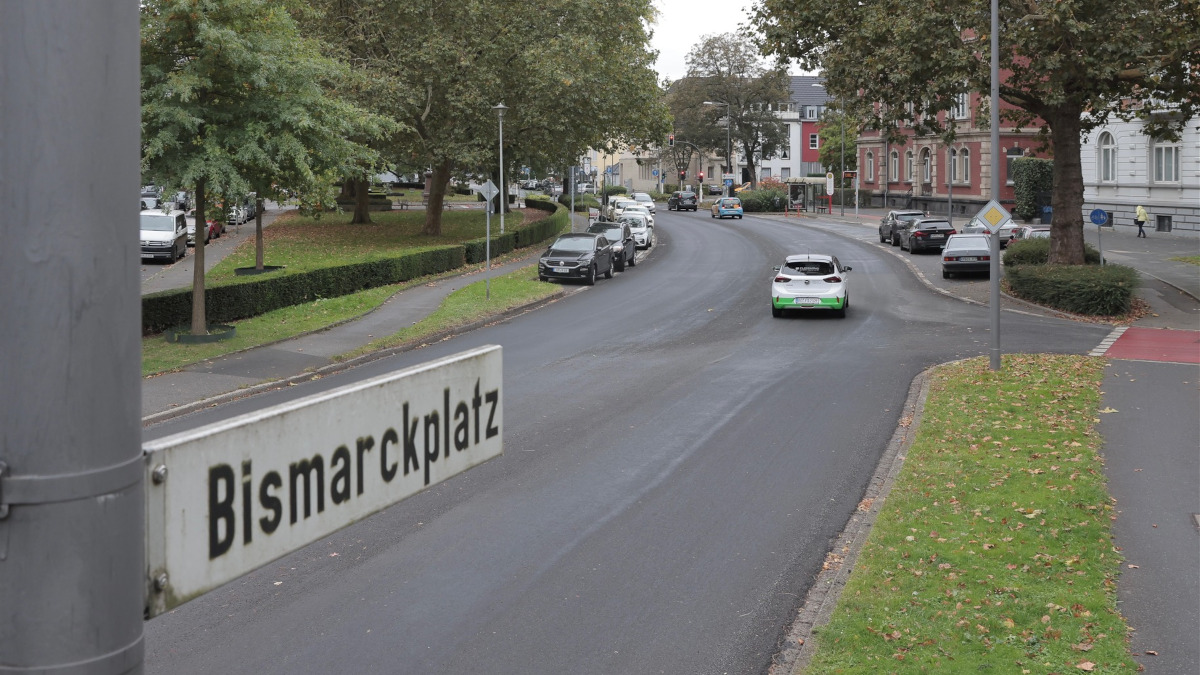 Der Bismarckplatz ist bereits, neben anderen Straßen, mit neuer Fahrbahndecke versehen worden.  Foto: Stadt Krefeld, Presse und Kommunikation, D. Jochmann 