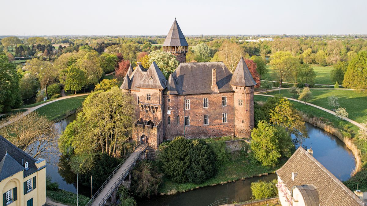 Die historische Burg Linn Bild: Stadt Krefeld, Presse und Kommunikation, S. Erath