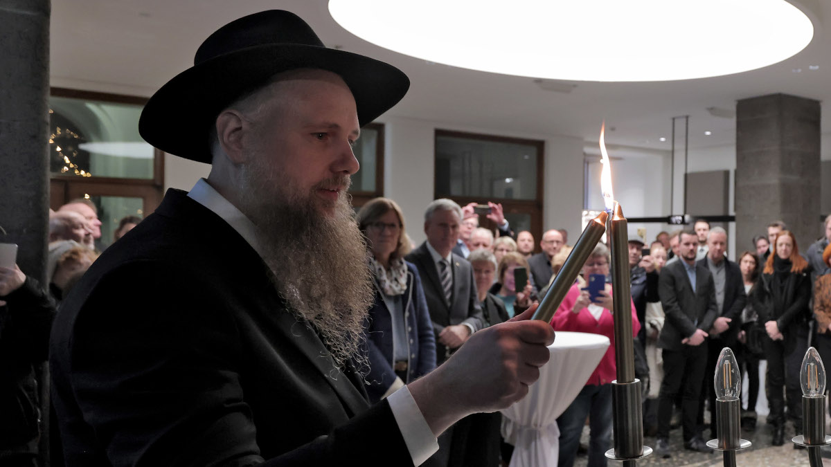 Rabbi Wagner entzündet die erste Kerze an der Chanukkia. Foto: Stadt Krefeld, Presse und Kommunikation, D. Jochmann
