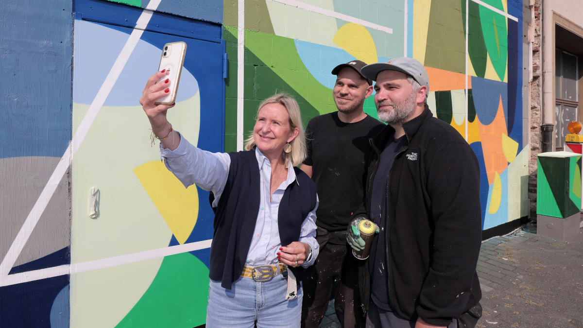 Christiane Gabbert, Sebastian Saffenreuter und Clemens Brück vor dem neuen Wandgraffito an der Petersstraße direkt am Krefelder Stadtmarkt.Foto: Stadt Krefeld, Presse und Kommunikation, D. Jochmann