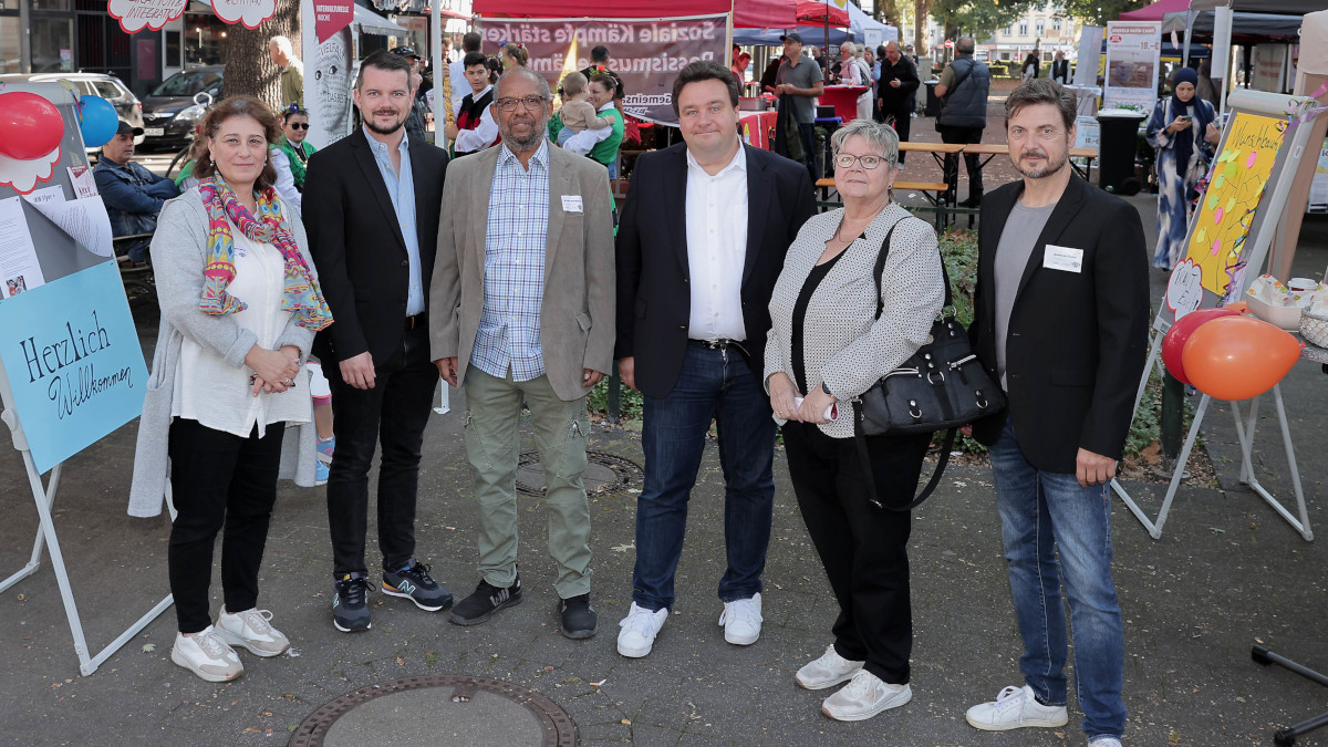 (von links): Waren bei der Eröffnung der Interkulturellen Woche: Sengül Safarpour, Abteilungsleitung Integration, Bürgermeister Karsten Ludwig, Mussie Mesghinna, VKMO-Vorstand, Stadtdirektor Markus Schön, Elona Hubrach-Verhasselt, CDU-Ratsmitglied, Andreas Pamp, Fachbereichsleitung Migration und IntegrationFoto: Stadt Krefeld, Presse und Kommunikation, D. Jochmann