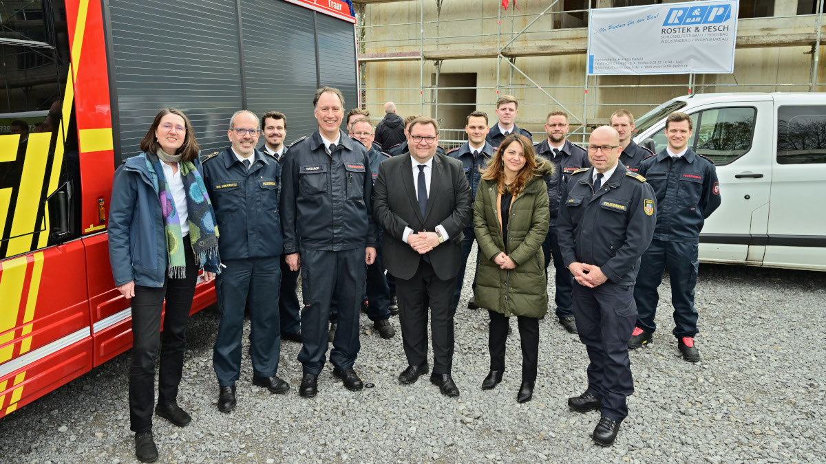 (von rechts) Feuerwehrchef Andreas Klos, Cigdem Bern, Dezernentin für Zivilschutz, Oberbürgermeister Frank Meyer, Löschgruppenfüher Guido Haslach, Dr. André Wiegratz, Leiter Rettungsdienst, sowie weitere Projektbeteiligte und Mitglieder der Löschgruppe Traar. Bild: Stadt Krefeld, Presse und Kommunikation, A. Bischof