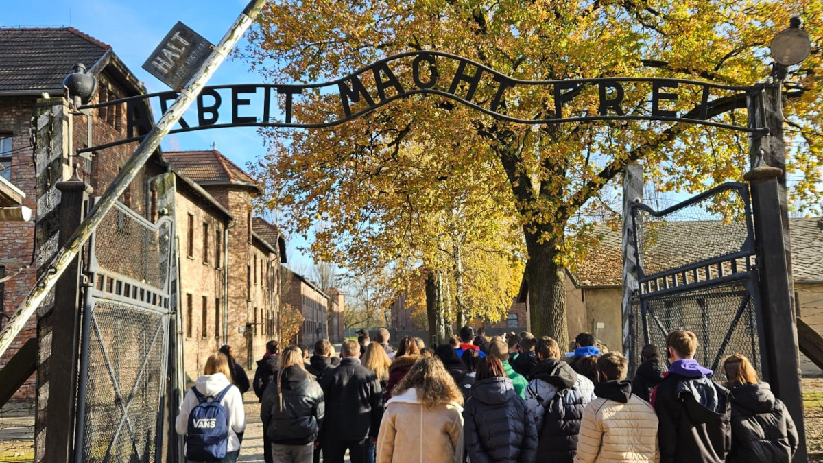 Der Besuch im Konzentrations- und Vernichtungslager Auschwitz-Birkenau hinterließ die Schülerinnen und Schüler des Gymnasiums Horkesgath fassungslos und tief bewegt. Foto: Gymnasium Horkesgath