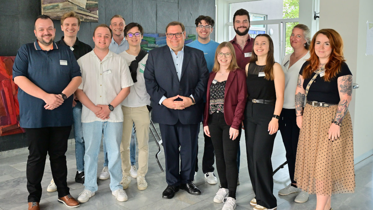 Oberbürgermeister Frank Meyer (Mitte) und Teilnehmerinnen und Teilnehmer der Jugend- und Auszubildenenvertretung. Bild: Stadt Krefeld, Presse und Kommunikation, Andreas Bischof