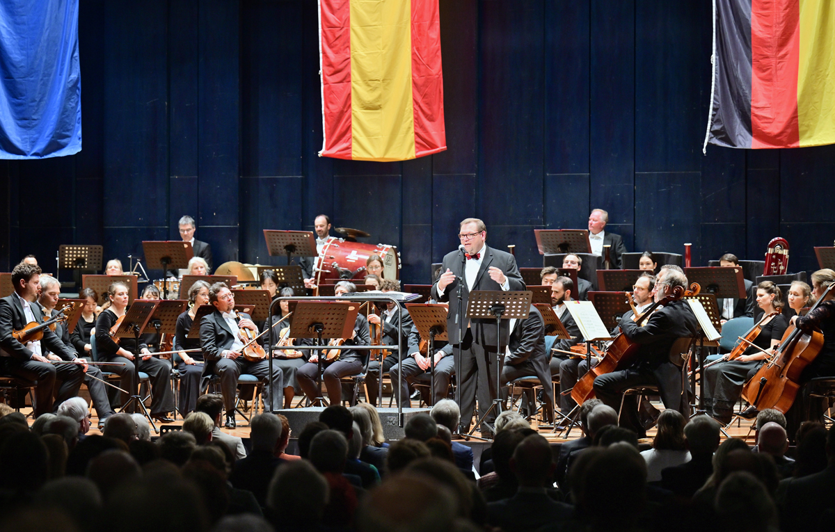 Rede von Oberbürgermeister Frank Meyer beim Konzert anlässlich des Tags der Deutschen Einheit im Seidenweberhaus. Foto: Stadt Krefeld, Presse und Kommunikation, Andreas Bischof