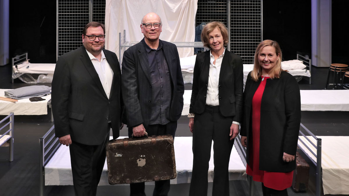 Bei der Premiere des Kresch-Stücks "Der Junge mit dem Koffer": (v.l.) Oberbürgermeister Frank Meyer, Regisseur Helmut Wenderoth, Kulturbeauftragte Dr. Gabriele König und Kresch-Intendantin Isolde Wabra. Foto: Stadt Krefeld, Presse und Kommunikation, D. Jochmann