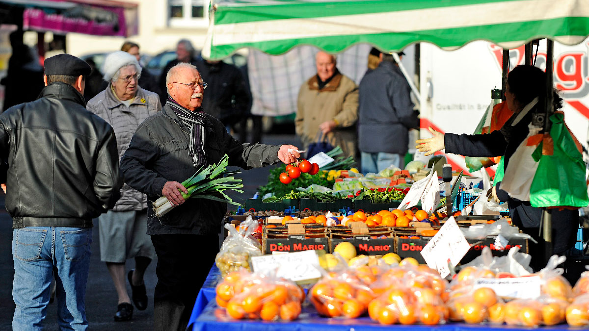 Szene auf dem Wochenmarkt.Foto: Stadt Krefeld, Presse und Kommunikation