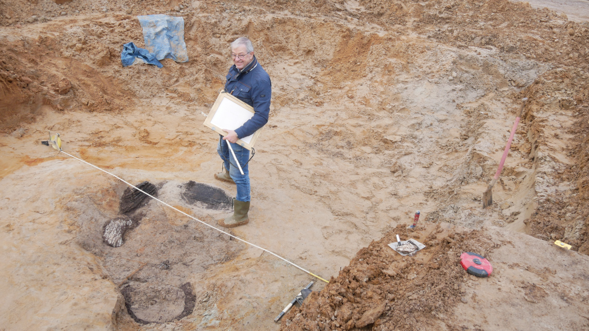 Archäologe Dr. Christoph Reichmann bei der Dokumentation von den Holzteilen zweier Brunnen. Bild: Stadt Krefeld, Presse und Kommunikation, Andreas Bischof