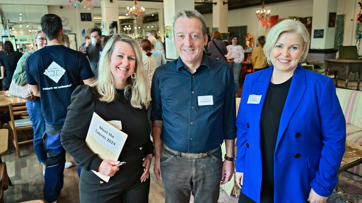 Verena Meinhold (links) und Manuela Demant (rechts) vom Regionalen Bildungsbüro freuten sich zusammen mit Mathias Huppenbauer von "Machart" über den Auftakt der Veranstaltungsreihe "Meet the talents". Fotos: Stadt Krefeld, Presse und Kommunikation, Andreas Bischof