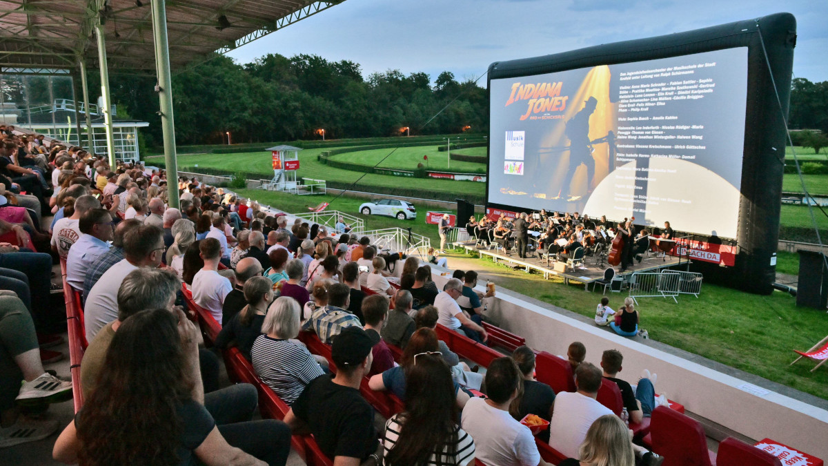 Das SWK Open-Air-Kinos auf der Rennbahn in Krefeld. Blick auf die Leinwand vom Publikum aus.Foto: Stadt Krefeld