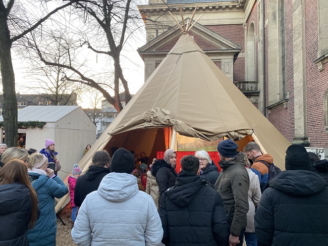 Programm im Tipizelt auf dem MIKS Weihnachtsmarkt