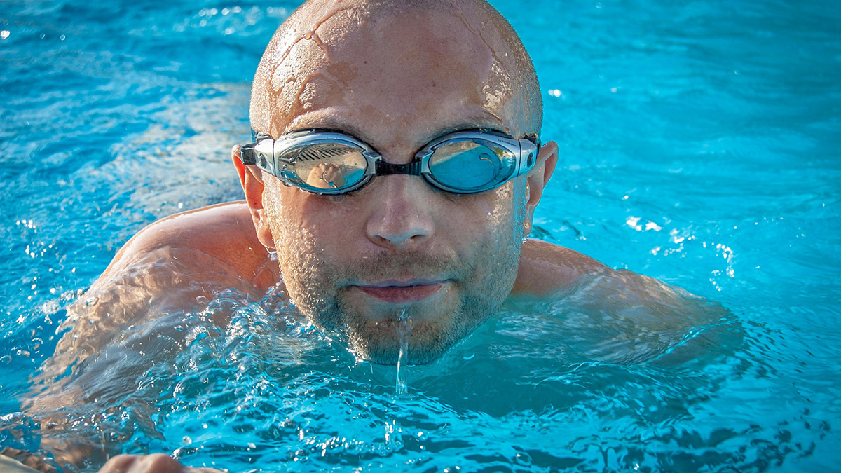 Ein Schwimmer am Beckenrand.Foto: pixabay