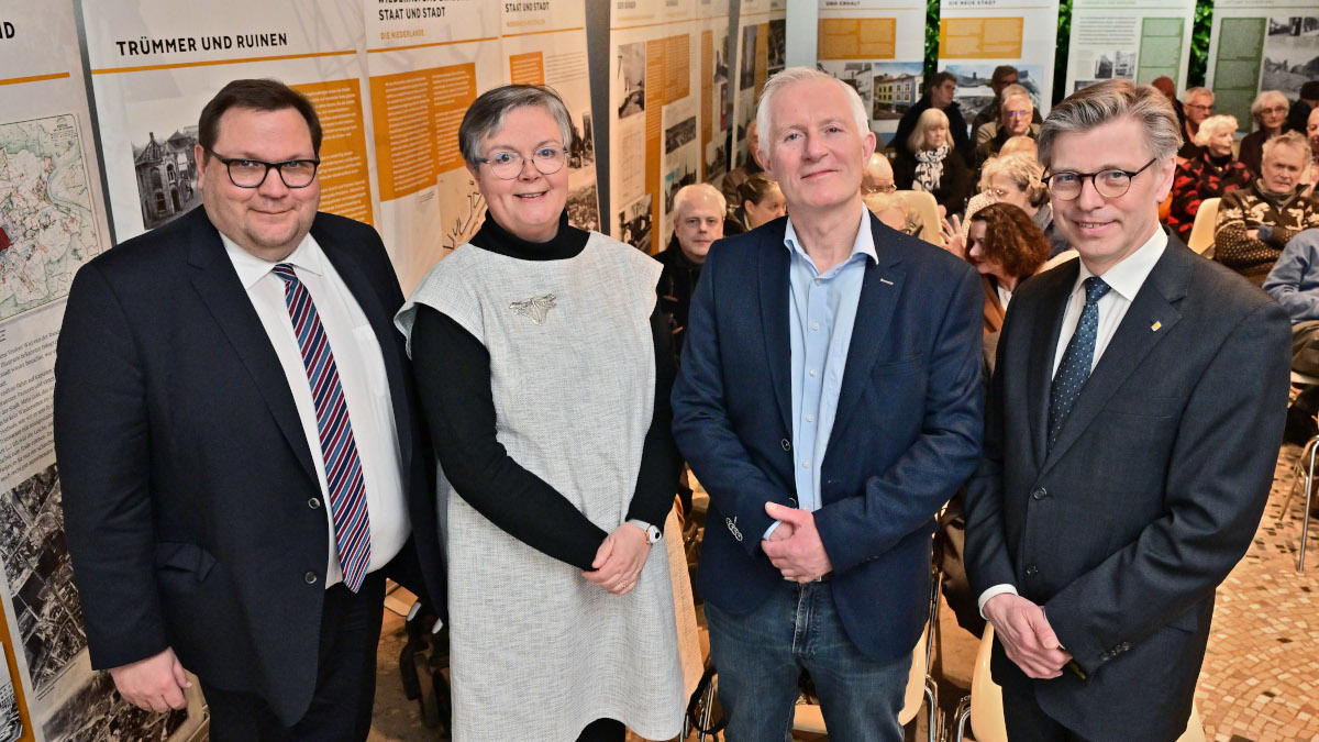 (von links) Oberbürgermeister Frank Meyer, Referentin Dr. Ulrike Laufer, Dr. Frans Hermans aus Venlo und Dr. Olaf Richter vom Stadtarchiv. Foto: Stadt Krefeld, Presse und Kommunikation, A. Bischof