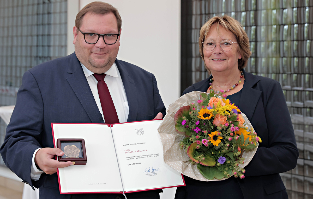 Oberbürgermeister Frank Meyer ehrt Elisabeth Völlings mit dem Stadtsiegel. Fotos: Stadt Krefeld, Presse und Kommunikation, Dirk Jochmann