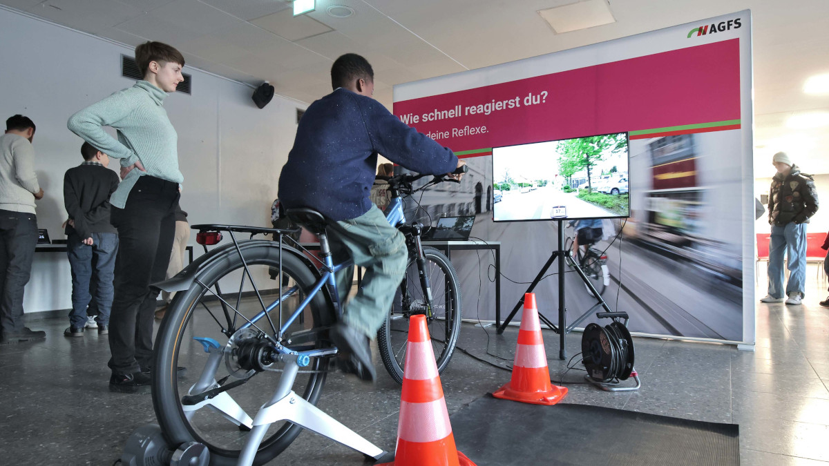 Verkehrssicherheitsaktion in der Gesamtschule Uerdingen für die sechsten Klassen.Foto: Stadt Krefeld, Presse und Kommunikation, D. Jochmann