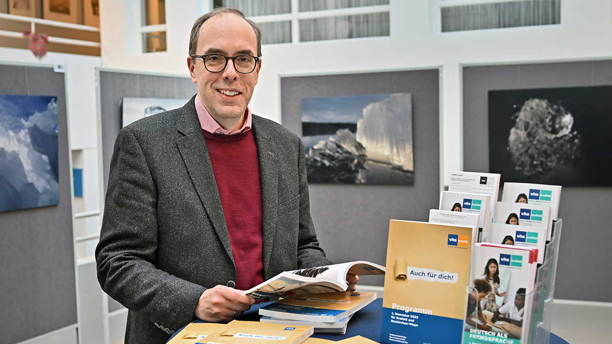 VHS-Leiter Dr. Thomas Freiberger präsentiert das Programm des neuen VHS-Semesters.  Foto: Stadt Krefeld, Presse und Kommunikation, A. Bischof