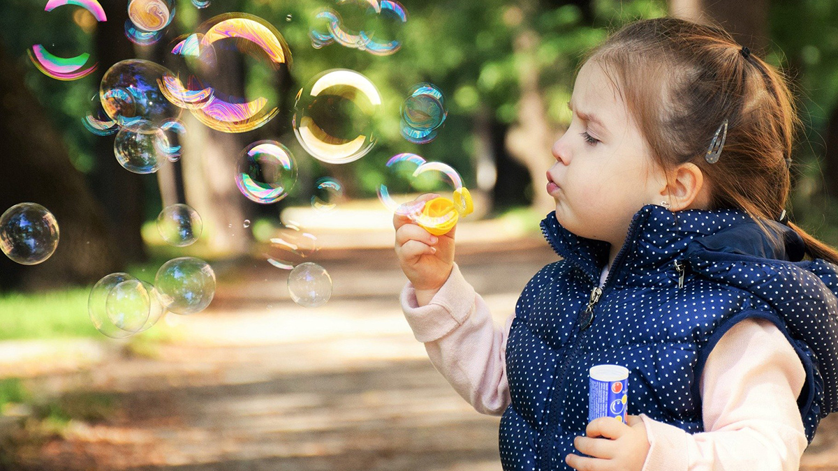Ein Mädchen pustet Seifenblasen.Foto: Pixabay Ein Mädchen pustet Seifenblasen.Foto: Pixabay