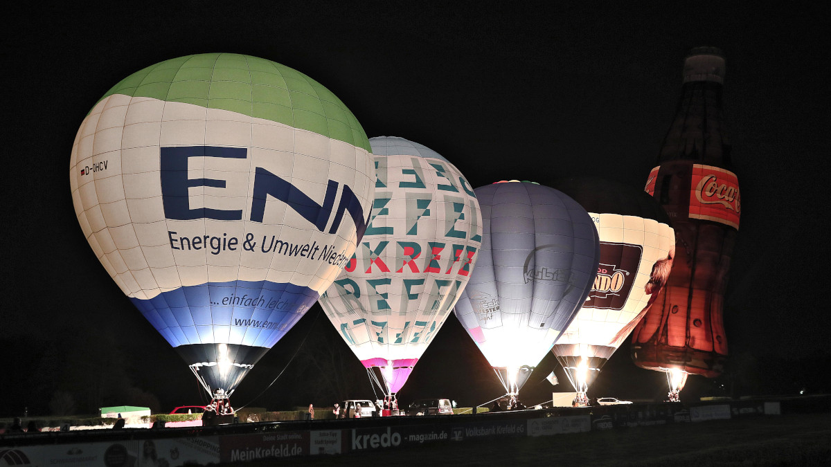 Das Ballonglühen am Abend auf der Rennbahn sorgte für Gänsehautmomente. Bild: Stadt Krefeld, Presse und Kommunikation, Dirk Jochmann Das Ballonglühen am Abend auf der Rennbahn sorgte für Gänsehautmomente. Bild: Stadt Krefeld, Presse und Kommunikation, Dirk Jochmann