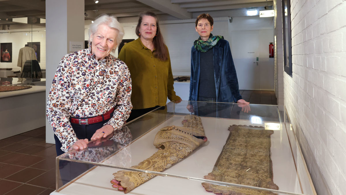 Stifterin Karin Melcher (v.l.) in der aktuellen Ausstellung des Deutschen Textilmuseums Krefeld zusammen mit Museumsleiterin Dr. Annette Schieck und Dr. Isa Fleischmann-Heck, stellvertretende Leiterin. Foto: Stadt Krefeld, Presse und Kommunikation, Dirk Jochmann Stifterin Karin Melcher (v.l.) in der aktuellen Ausstellung des Deutschen Textilmuseums Krefeld zusammen mit Museumsleiterin Dr. Annette Schieck und Dr. Isa Fleischmann-Heck, stellvertretende Leiterin. Foto: Stadt Krefeld, Presse und Kommunikation, Dirk Jochmann