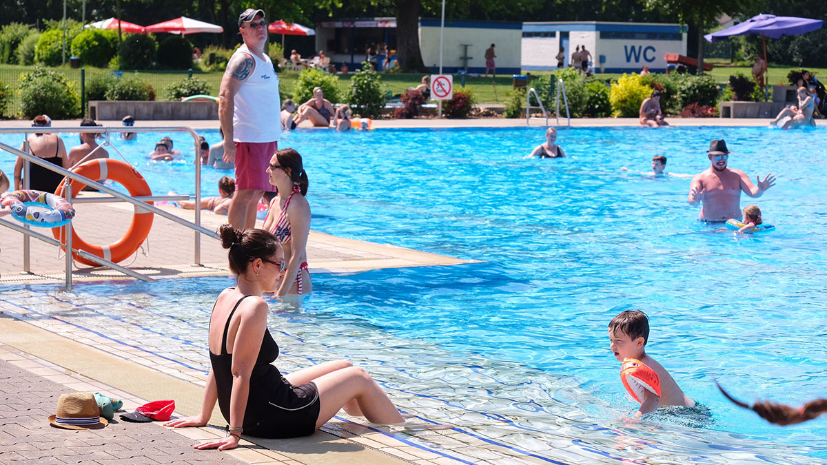 Relaxen im Freibad des Badezentrums.Foto: Stadt Krefeld, Presse und Kommunikation