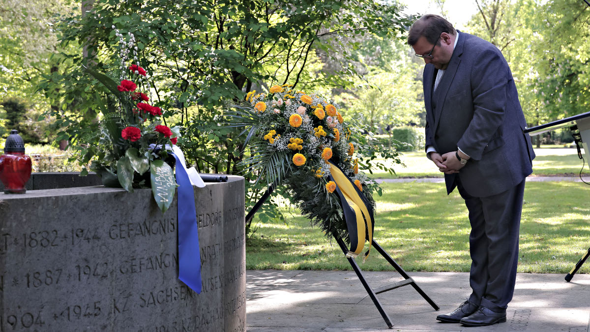 Gedenktag zum Ende des Zweiten Weltkriegs 1945 auf dem Hauptfriedhof.Foto: Stadt Krefeld, Presse und Kommunikation, D. Jochmann Gedenktag zum Ende des Zweiten Weltkriegs 1945 auf dem Hauptfriedhof.Foto: Stadt Krefeld, Presse und Kommunikation, D. Jochmann