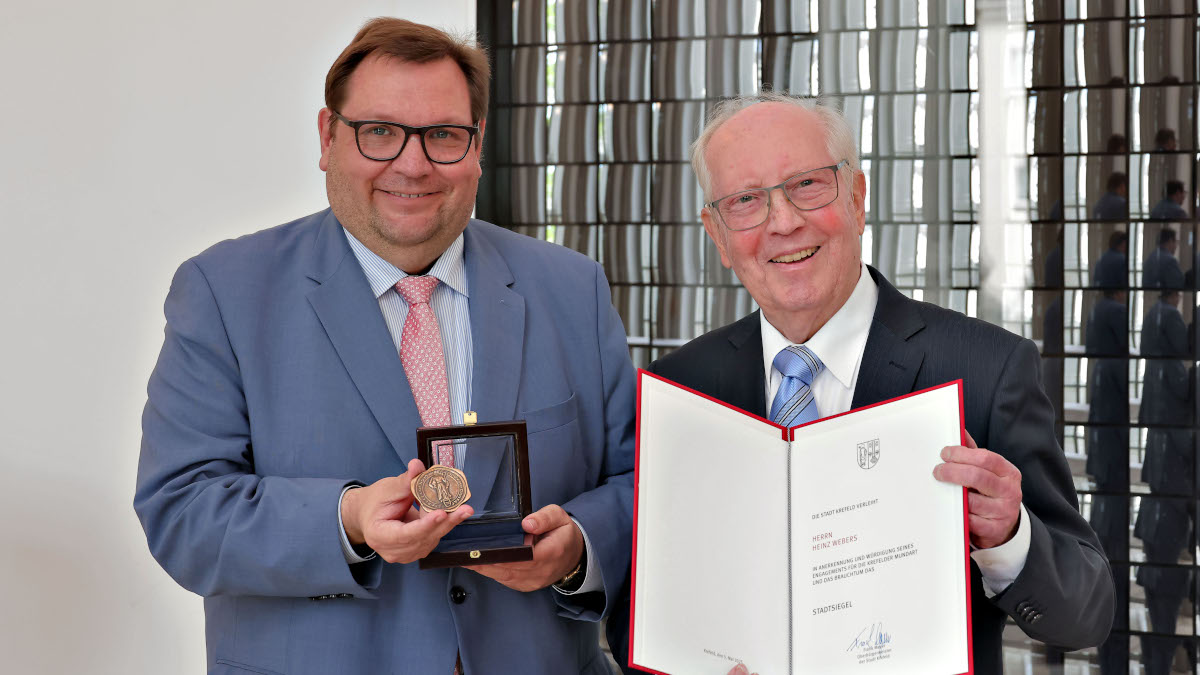 Heinz Webers erhält das Stadtsiegel für sein Lebensthema Mundart von Oberbürgermeister Frank Meyer.Foto: Stadt Krefeld, Presse und Kommunikation, D. Jochmann Heinz Webers erhält das Stadtsiegel für sein Lebensthema Mundart von Oberbürgermeister Frank Meyer.Foto: Stadt Krefeld, Presse und Kommunikation, D. Jochmann